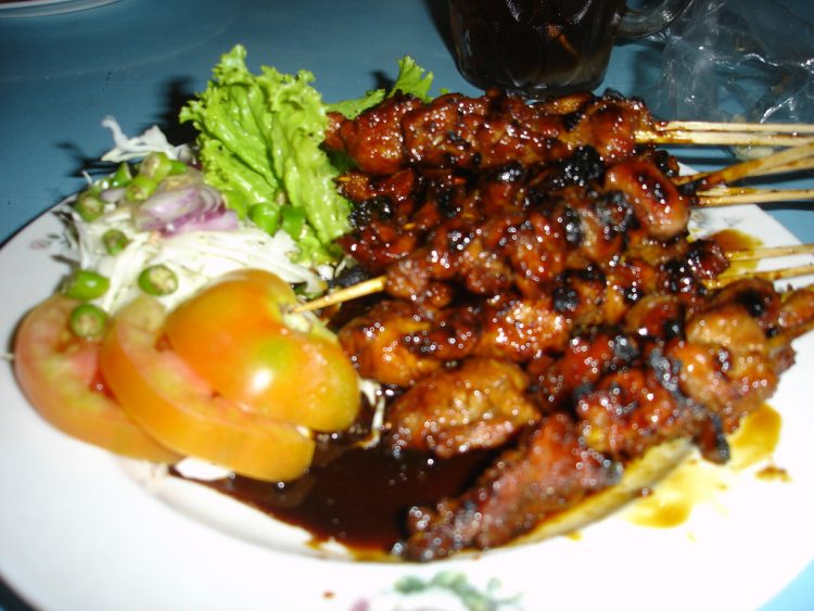 Sate Ayam & Kambing Bu Eni: Rasa Legenda yang Menggigit di Jantung Cilacap